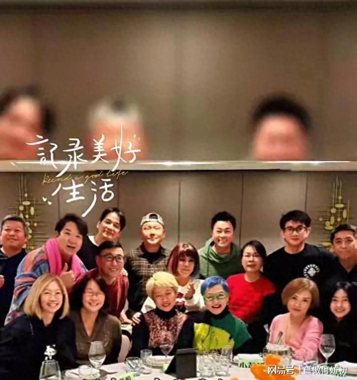 开云体育APP-55岁吴奇隆参加同学聚会，头发乌黑茂密头大了一圈
